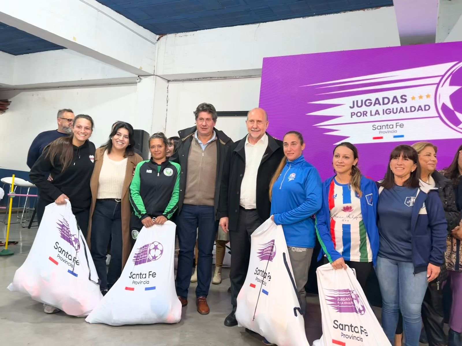 Equipos de fútbol femenino de Funes entrenan con nuevos elementos